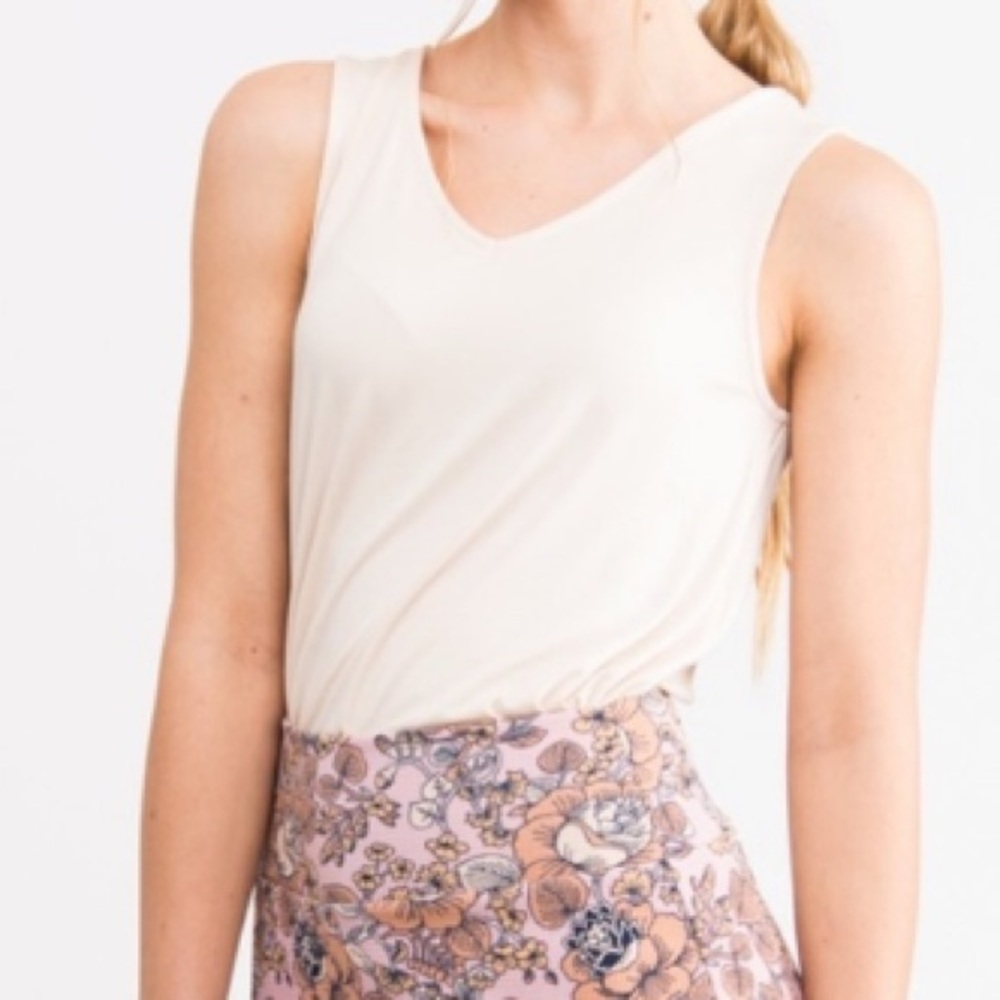 👙2 for $25👙 Agnes and Dora Essential V-Neck Tank
